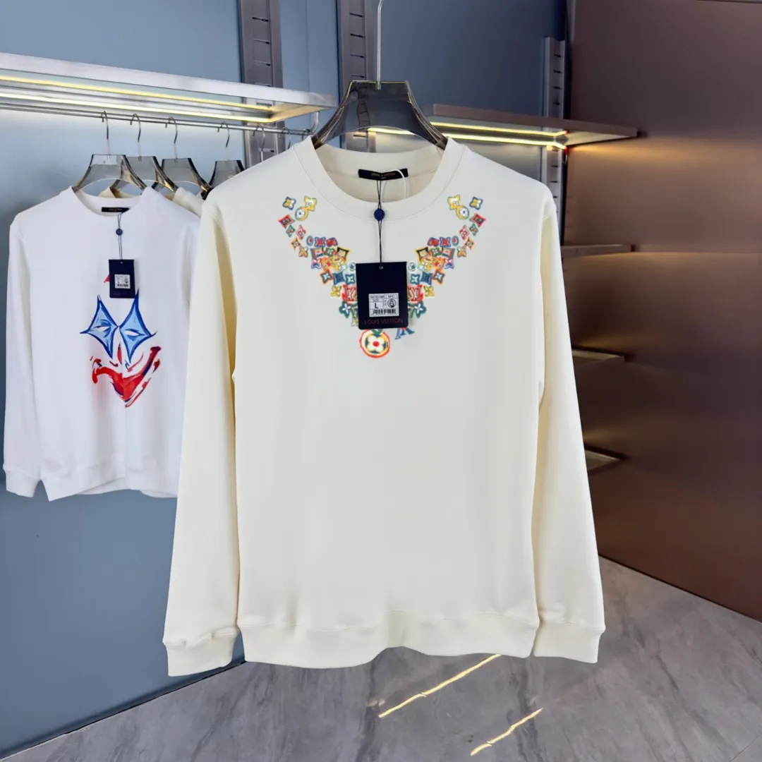 🅿️250 hot style on the shelves🔥❗ 💫〖Louis Vuitton LV〗 Fashionable round neck sweatshirt, casually matched with various styles, it is perfectly handsome😎The whole dress is made of double waistcoats, which makes the whole dress more three-dimensional. Not ordinary factories can do such fine work. The 2025 spring style counters are on sale, exquisite round neck terry sweatshirt, high-end double-strand pure cotton Customized drawstring ribs are dyed in the same vat and are complete with three standards. The chest craftsmanship adopts a simple and elegant pattern on the chest, which is easy to control for any age group! Fit and comfortable! Customized thickened 440g terry sweatshirt fabric, soft and comfortable to the touch, with a three-dimensional shape! 🙌🏻 It’s also very breathable, so it’s a versatile style that can be worn with any outfit! ✔Color: Black White Apricot Size: S M L XL 2XL
